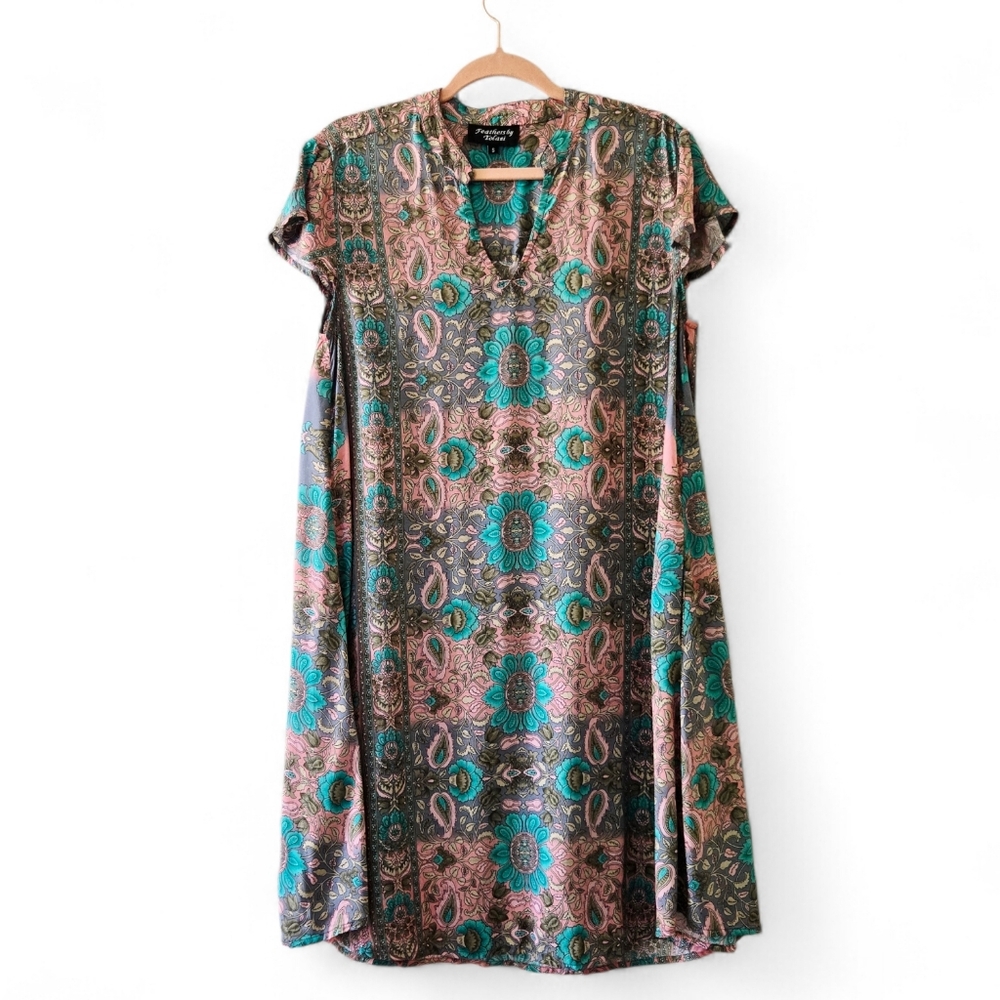 Feathers By  Tolani Bohemian Paisley Print V Neck Short Sleeve POCKETS Small